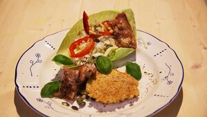 Salade van witte kool met krokante kip