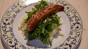 Aardappelpuree met gepofte knoflook en worst