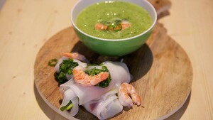 Groene gazpacho met chorizo-garnalenloempia’s