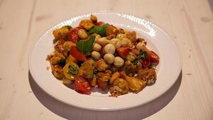 Tomaten-broodsalade met macadamia’s