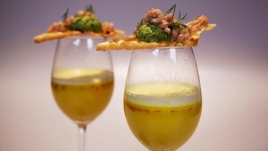 Aspergebouillon met saffraanroom