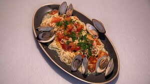 Spaghetti con molluschi in letto di crema di carciofi (spaghetti met clams en artisjokkencrème)