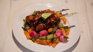 Zalmyakitori met zoetzure groente