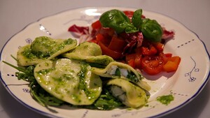 Glutenvrije cadeautjes (ravioli met kaasvulling en rucolapesto met een rode salade)