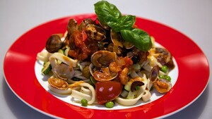 Tagliatella aan de zee (pasta met groene groente en rode zeevruchtensaus)
