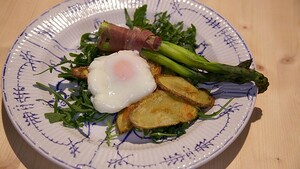 Groene asperges met een gepocheerd ei