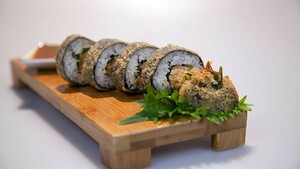 Spicy tempurasushi met krab en zalm (gefrituurde sushi)