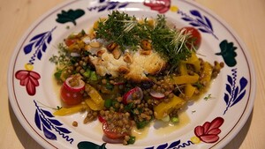 Linzensalade met honing-cashewnotengeitenkaas