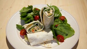 Wraps met romige spitskool en garnalen