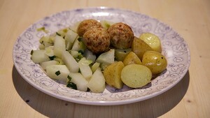 Gruyère-kippengehaktballetjes met gestoofde koolrabi