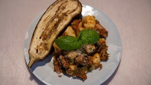 Njokkie = Gnocchi (met groentegehaktsaus en gepofte aubergine)