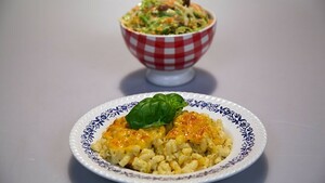Mac & cheese met coleslaw (macaroni met kaas en koolsalade)