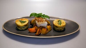 Meer met vis (groentetaartje met kabeljauwfilet op een bedje van flespompoen)