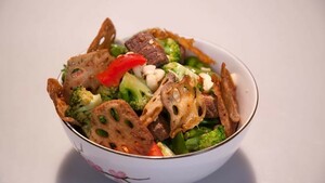 Pikant-zoete beefwokschotel met lotuswortelchips