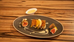 Millefeuille van kaneelwarka en fruit (dessert van zelfgemaakt filodeeg)