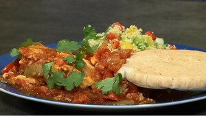 Pita met pit (shakshuka met couscoussalade)