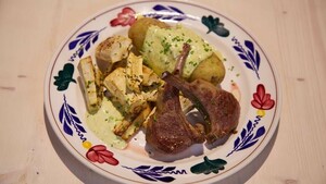 Rozemarijn-pastinaak met lamskoteletten