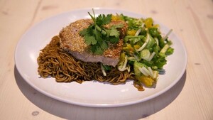 Sesam-tonijnsteaks met avocadosalade