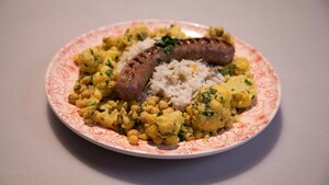 Hollandse curry (bloemkoolcurry met notenrijst en een saucijs)
