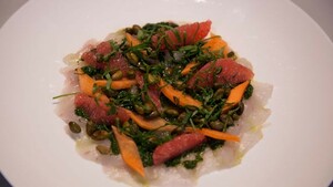 Carpaccio van wilde zeebaars met spinaziedressing