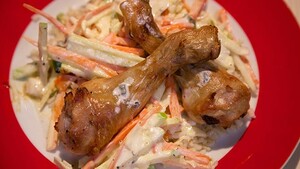 Gekaramelliseerde drumsticks met blauwekaasdip en coleslaw