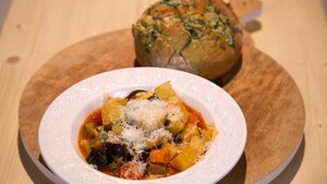 Italiaanse groentestoof met kaasbrood