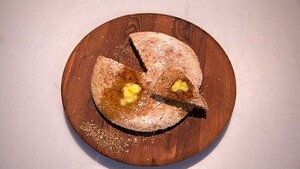 Harsha met smen (Arabisch panbrood met gerijpte boter)