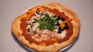 Pizza con salmone, acciughe e funghi (pizza met zalm, ansjovis en champignons)