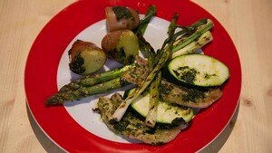 Gegrilde speklapjes met salsa verde