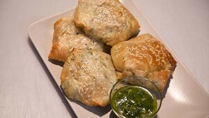 Pompoensnack van filodeeg en korianderpesto