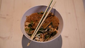 Wokgroente met pinda-kokossaus
