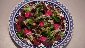 Carpaccio van bieten met bloedworst en bietenmayonaise