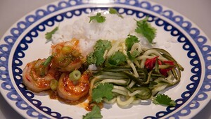Gamba’s in kokoskaramel met zoetzure komkommerslierten