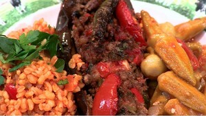 Karniyarik (Gevulde aubergines met bulgur pilav)