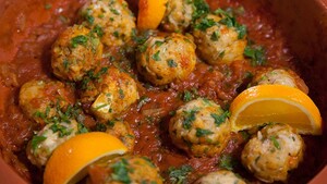 Lamstajine met kweeperen en visballetjes in tomatensaus