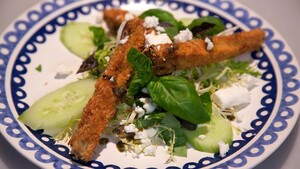 Auberginefrietjes met Griekse salade