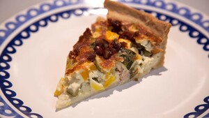 Gruyère-courgettetaart met dadels
