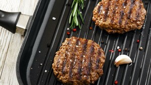 Grillburger met witlofsalade