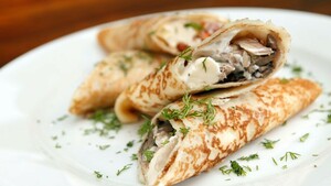 Volkoren pannenkoeken met pittige kip