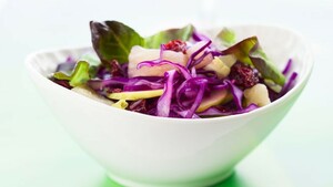Rodekool-appelsalade met amandelen, rozijnen en granaatappeldressing