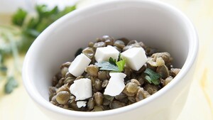 Linzensalade met olijven, radijs en feta