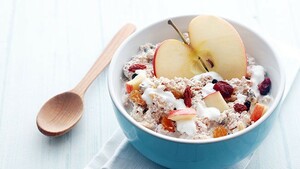 Geitenyoghurt met fruit, noten en honing