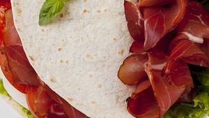 Wrap met oude kaas en rookvlees