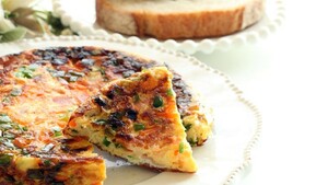 Broodje met avocadospread en groente-omelet