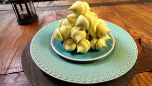 Lime curd meringue kisses