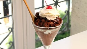 Knickerbocker glory (bananensplit met chocolade fudgesaus)