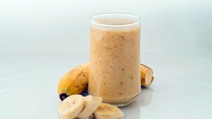 Rood fruit-bananenmilkshake