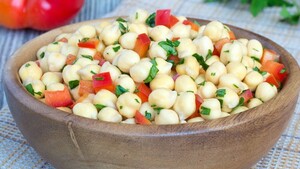 Kikkererwtensalade met koriander en spek