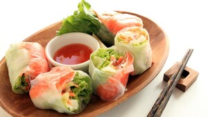 Rijstvellen met gerookte zalm en spinaziesalade