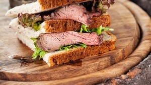 Stokbroodje met tomatensalsa, pastrami en rucola